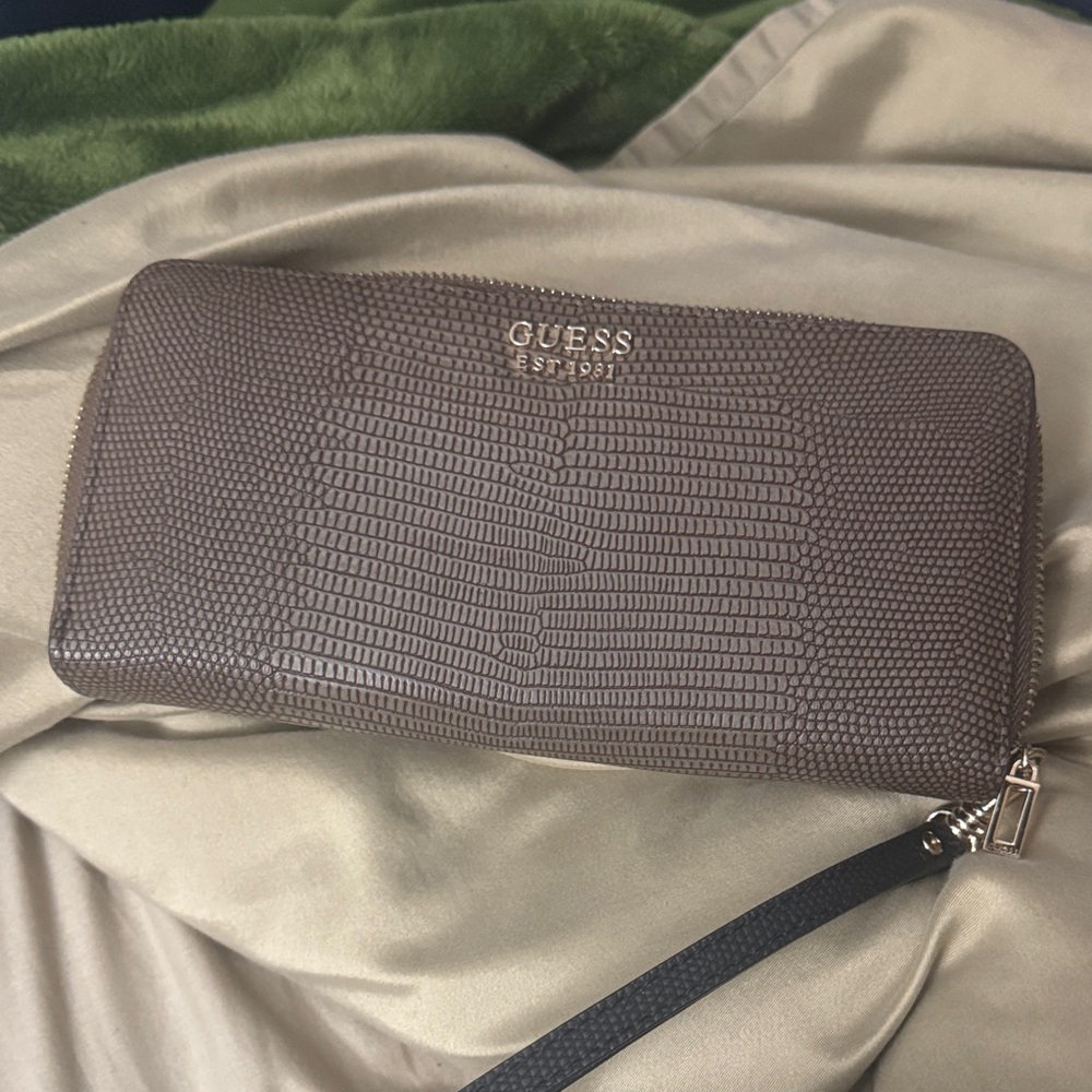 GUESS Textured Brown woman Wallet last dropped very low